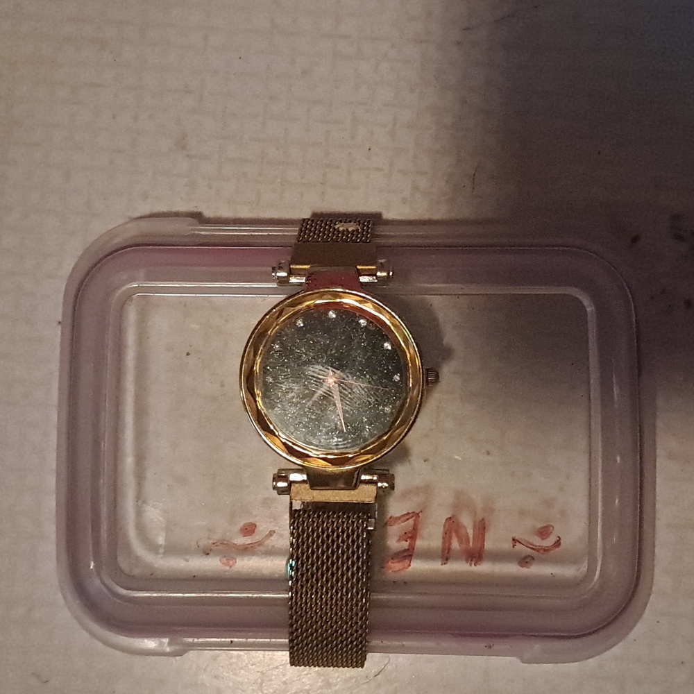 Women's magnetic band watch